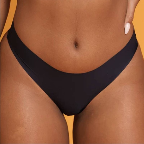 AirWear Free Cut Thong in Black, Size M - Picture 6 of 16